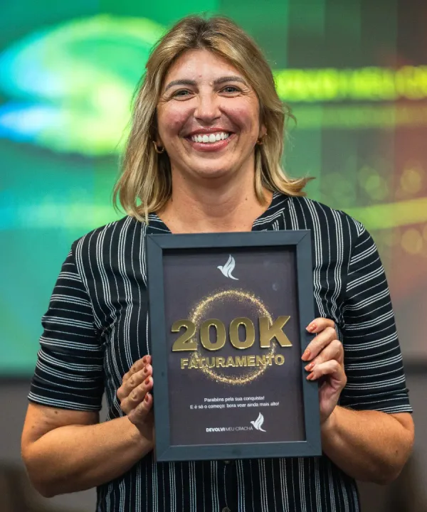 Mentorada do Devolvi Meu Crachá com placa de 200K de faturamento